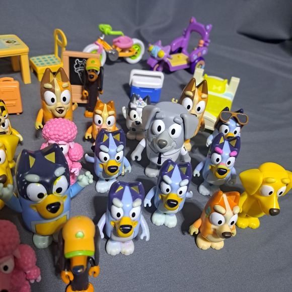 Bluey Family and Friends Lot of 30+ Figures Furniture and Vehicles - Picture 3 of 5